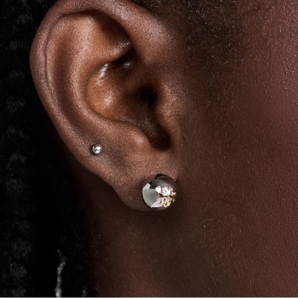 Tory Burch silver logo pearl earrings - Picture 5 of 5